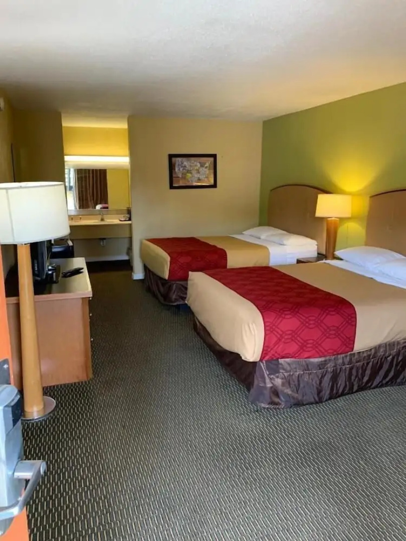 Inn by the Lake Gilbertsville Hotel