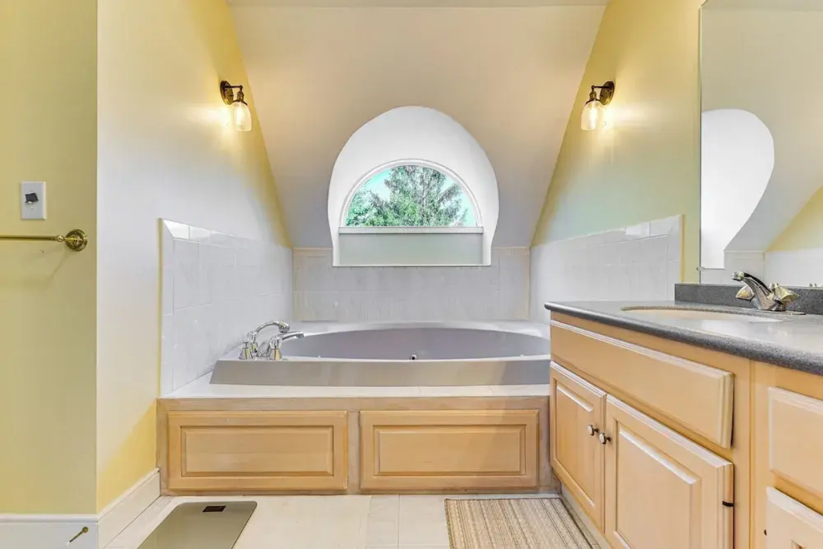 Walk to Ski Lift: Spacious Condo in West Dover!