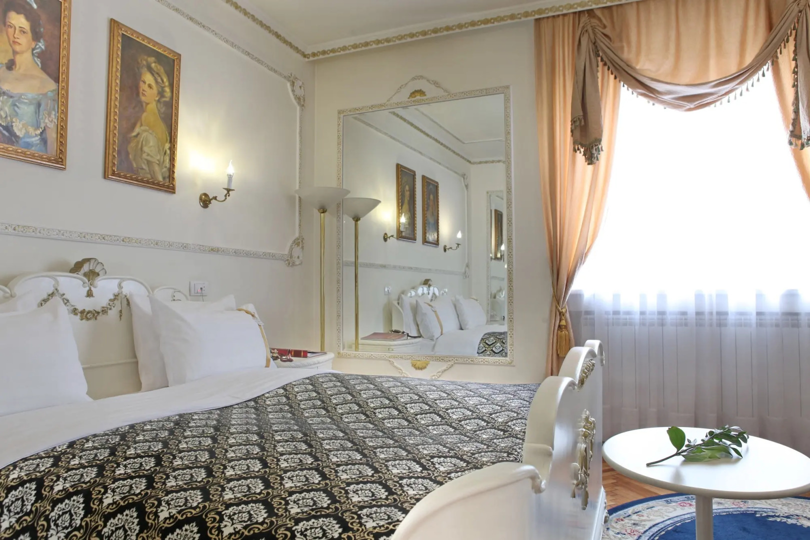 Queen's Astoria Design Hotel