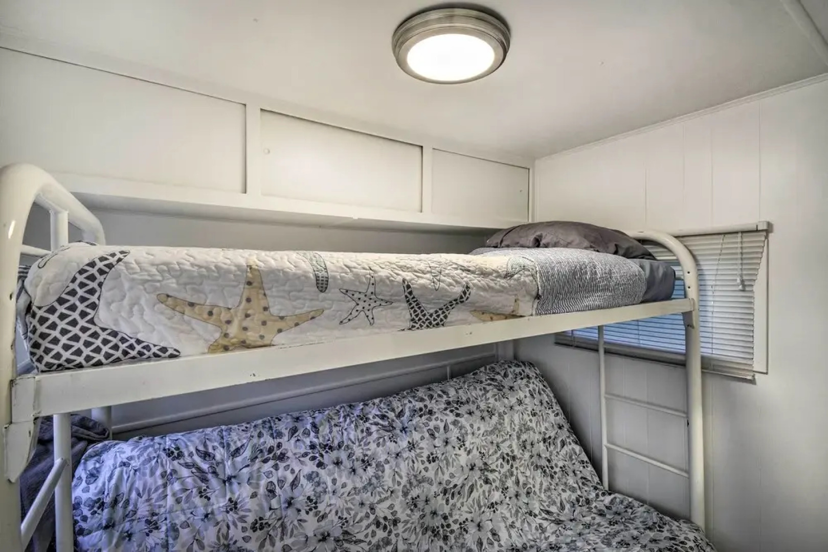 Coastal PNW Gem w/ Hot Tub - Walk to Beach!