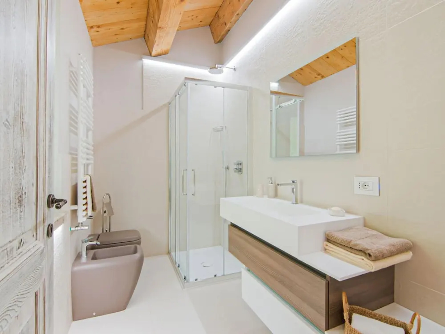 Chic Villa in Acqualagna with Hot Tub in Pool & Private Garden