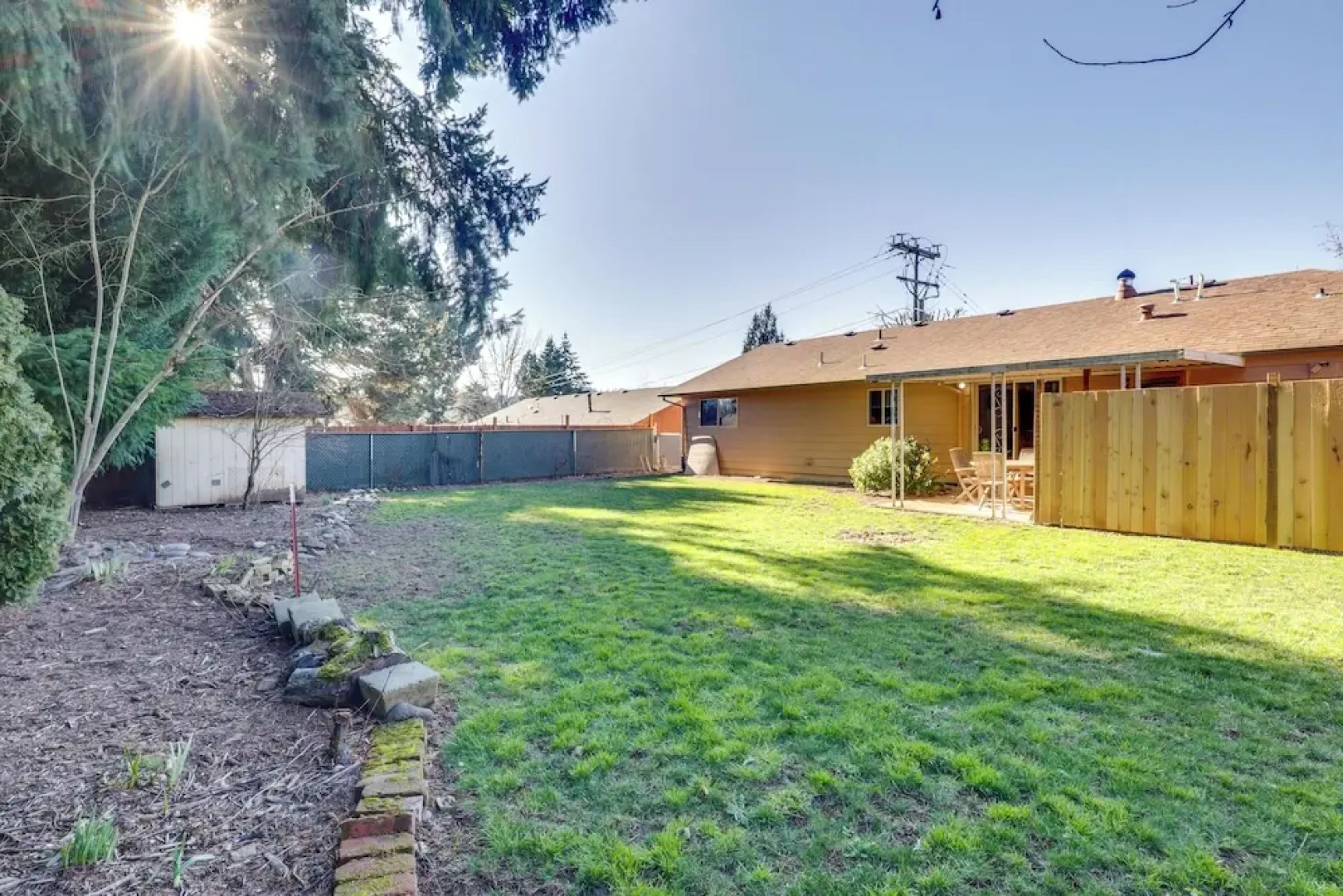 10 Mi to Portland: Greenway Neighborhood Home