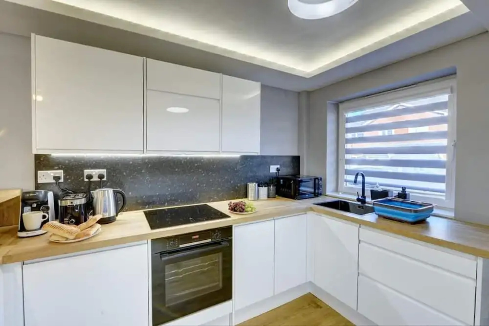 Stylish 2 bed House With Parking in Rugby