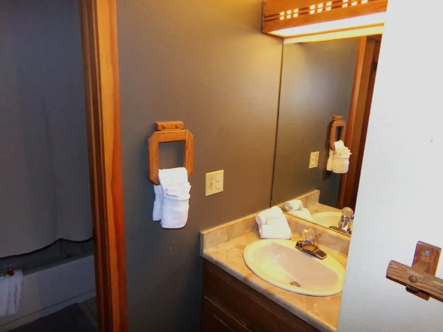 Snowscape 2 bed 2 bath 2 Br condo by RedAwning