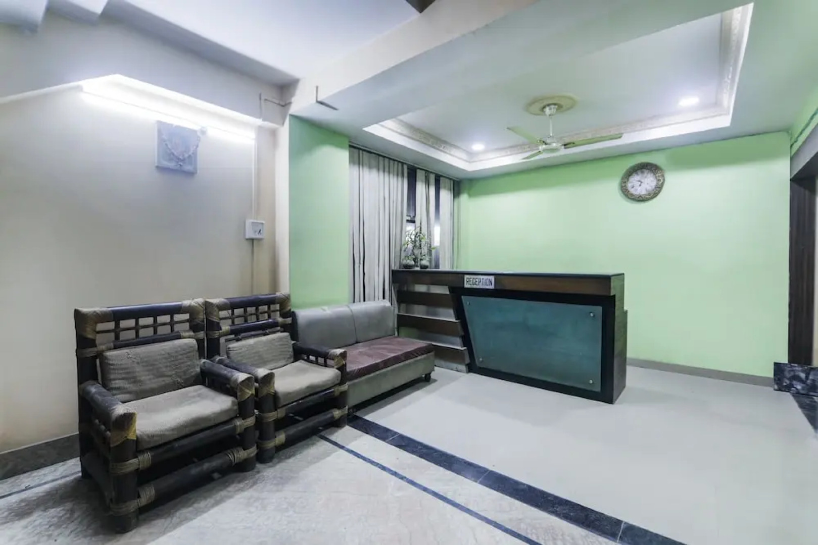 OYO 26683 Earl Grey Hotel