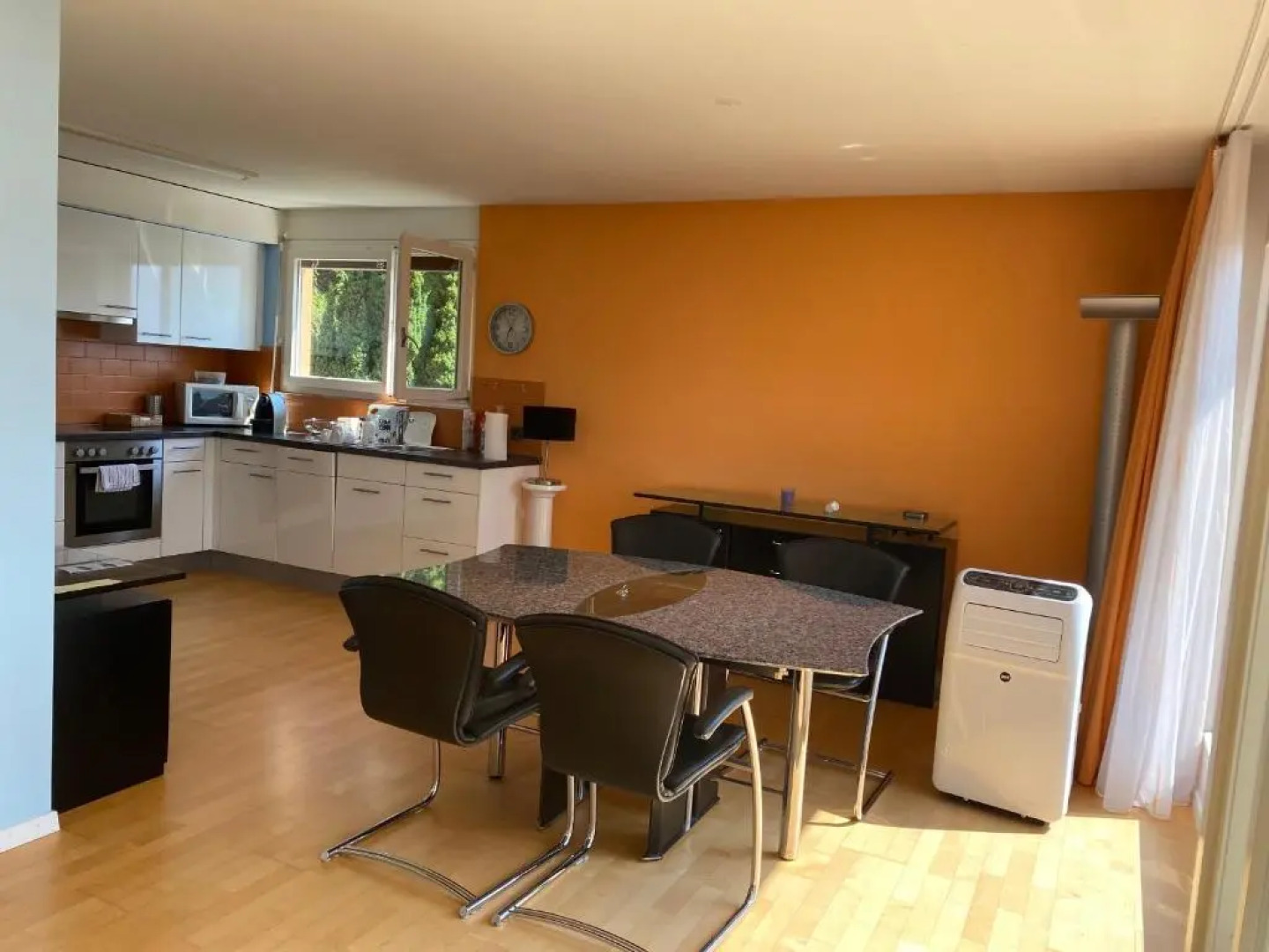 A beautiful apartment with direct view at the lake for 4 persons