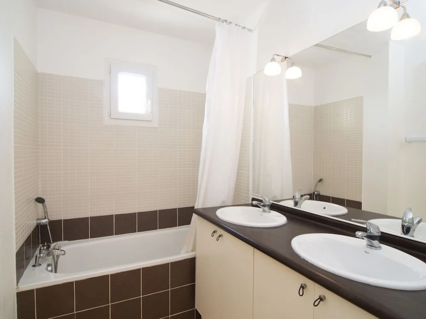 Attached House With Terrace or Loggia Located in Languedoc