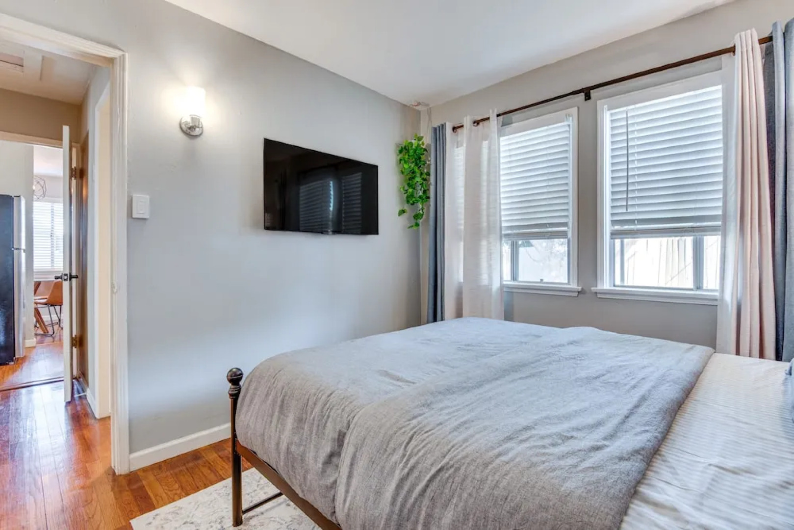 Centrally Located Burbank Duplex Near Hollywood!