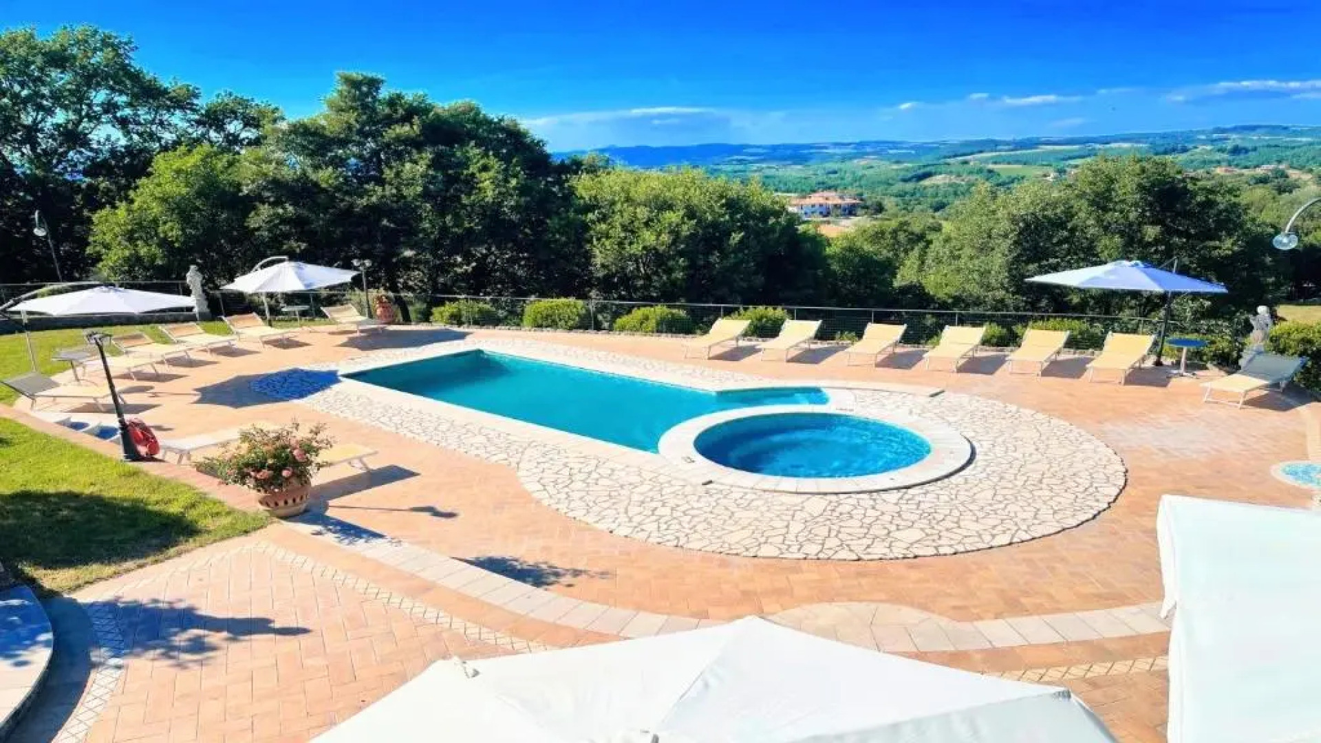 Pool, Jacuzzi and Events Room - Charming Villa in Umbria - Sleeps 24 - Lake View