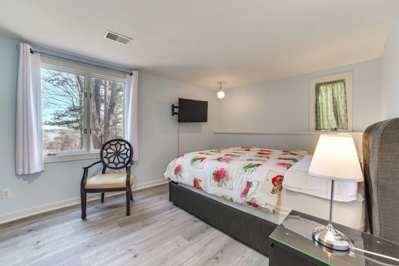 Soaking Tub & Fire Pit! Home Near Dtwn Suttons Bay