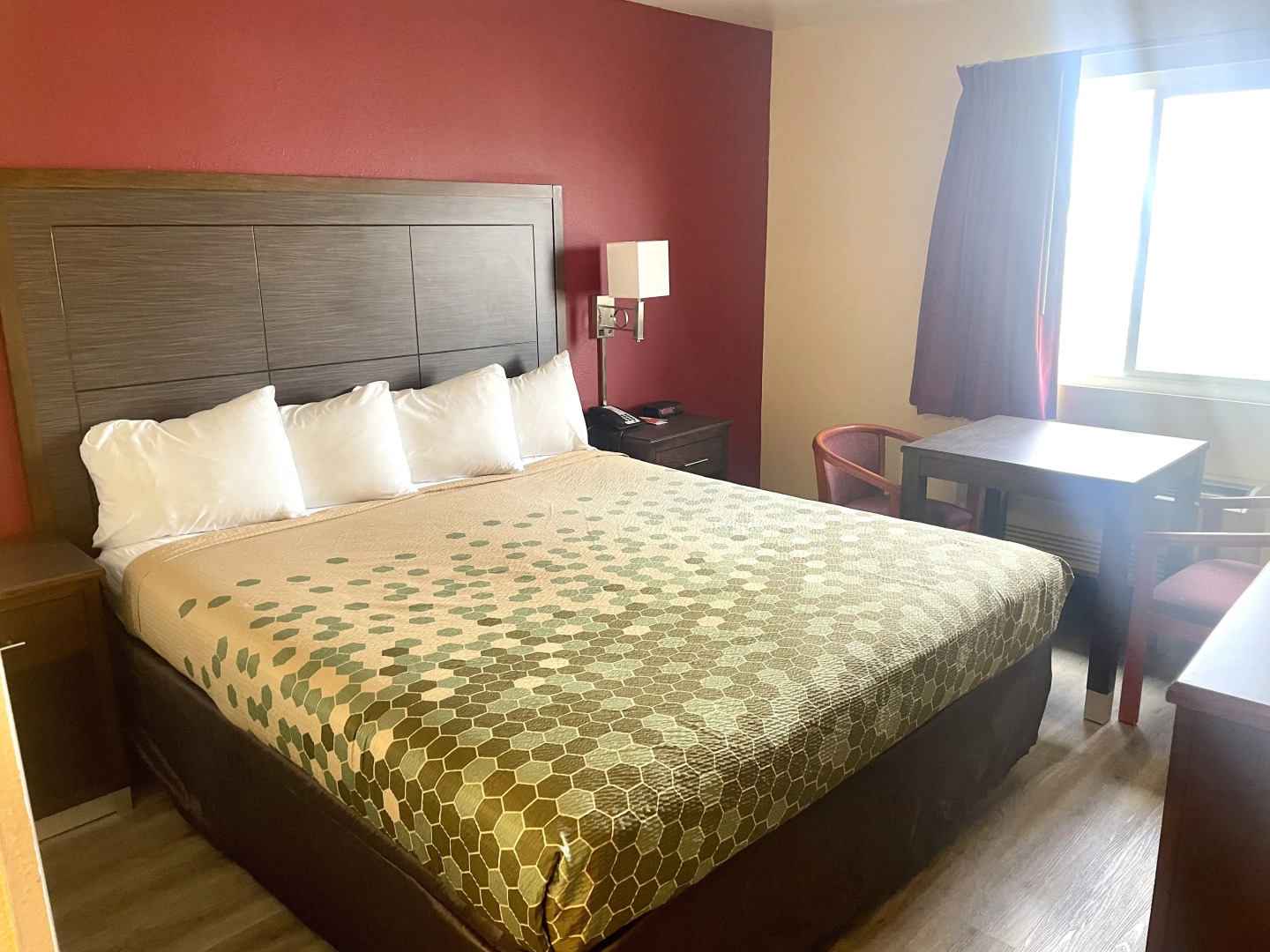 Econo Lodge Inn & Suites