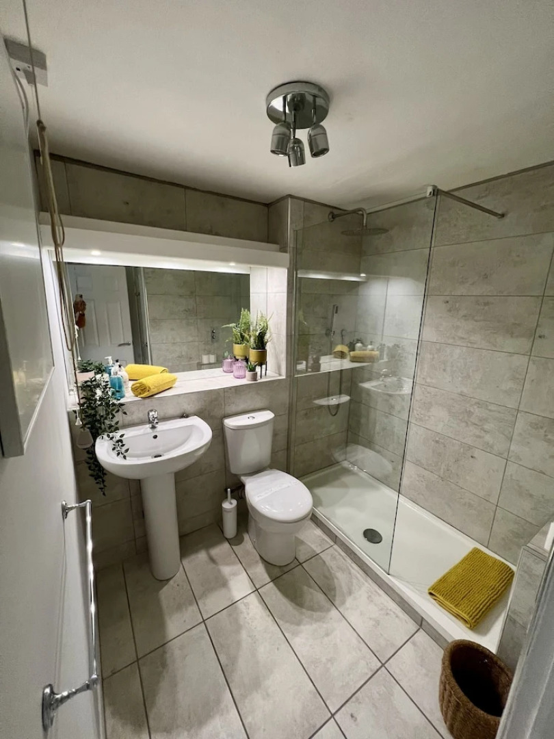 BookedUK - Lovely 2BR Flat in Hoddesdon