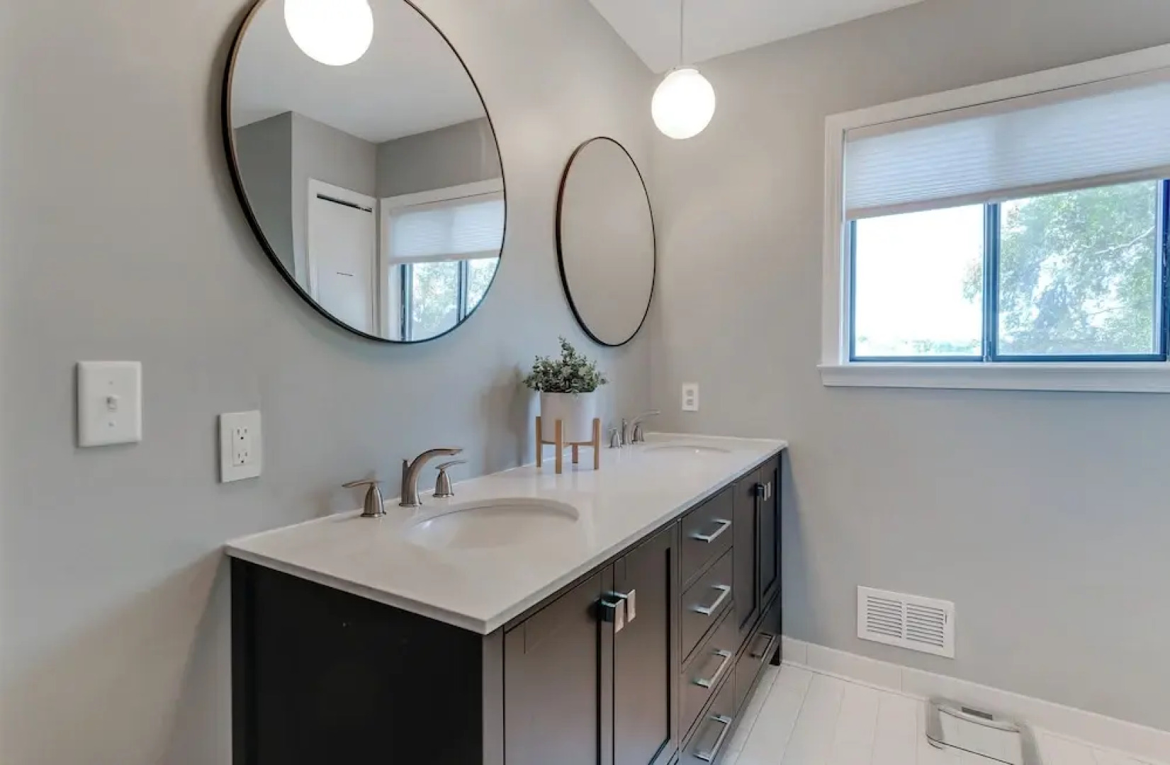 Lakefront Orion Twp. Home w/ Fire Pit & Kayak!