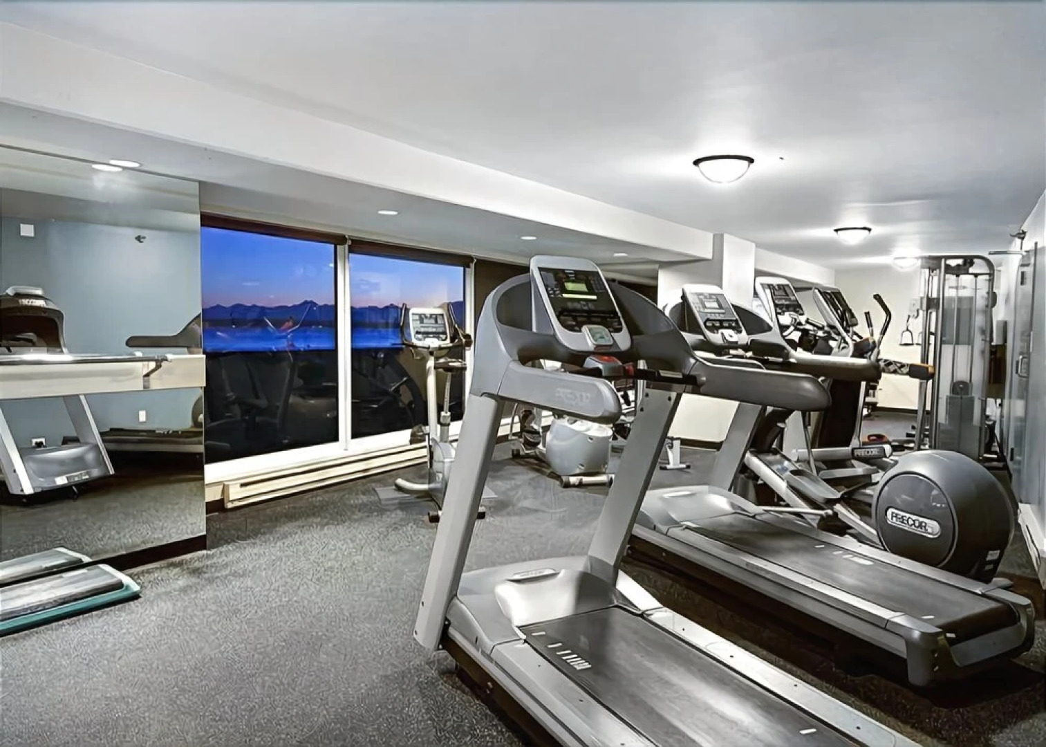 Newmark Elliott Bayview Luxury Suite - Two Bedroom Apartment with Balc