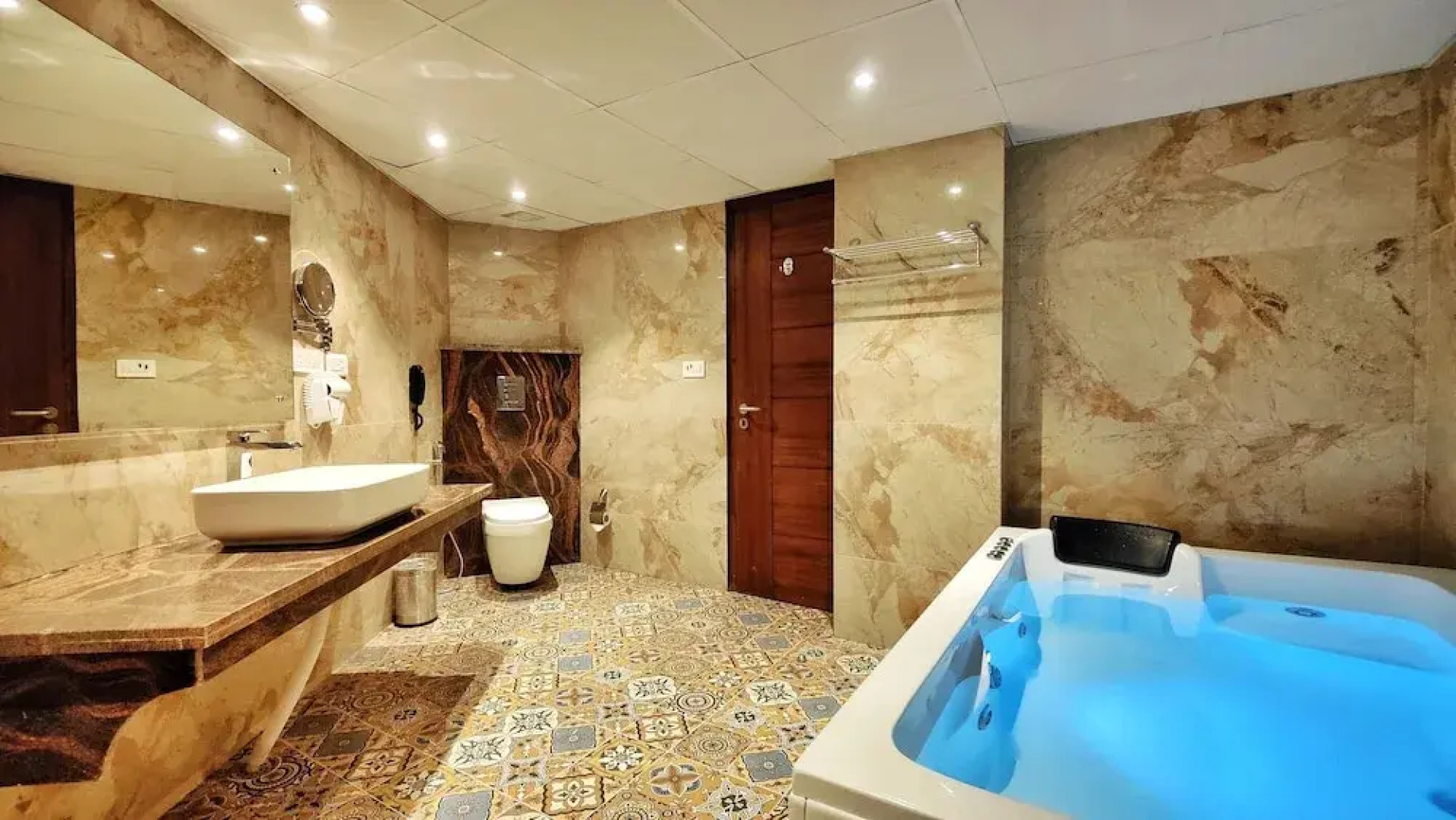 Royale Retreat Hotel & Spa Near Mall Road