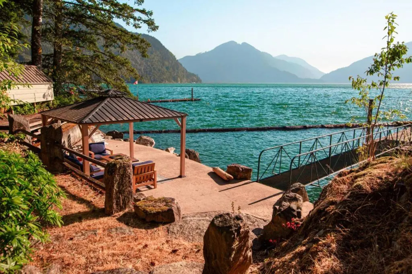The Overlook, Luxury Lakeside Home with Dock