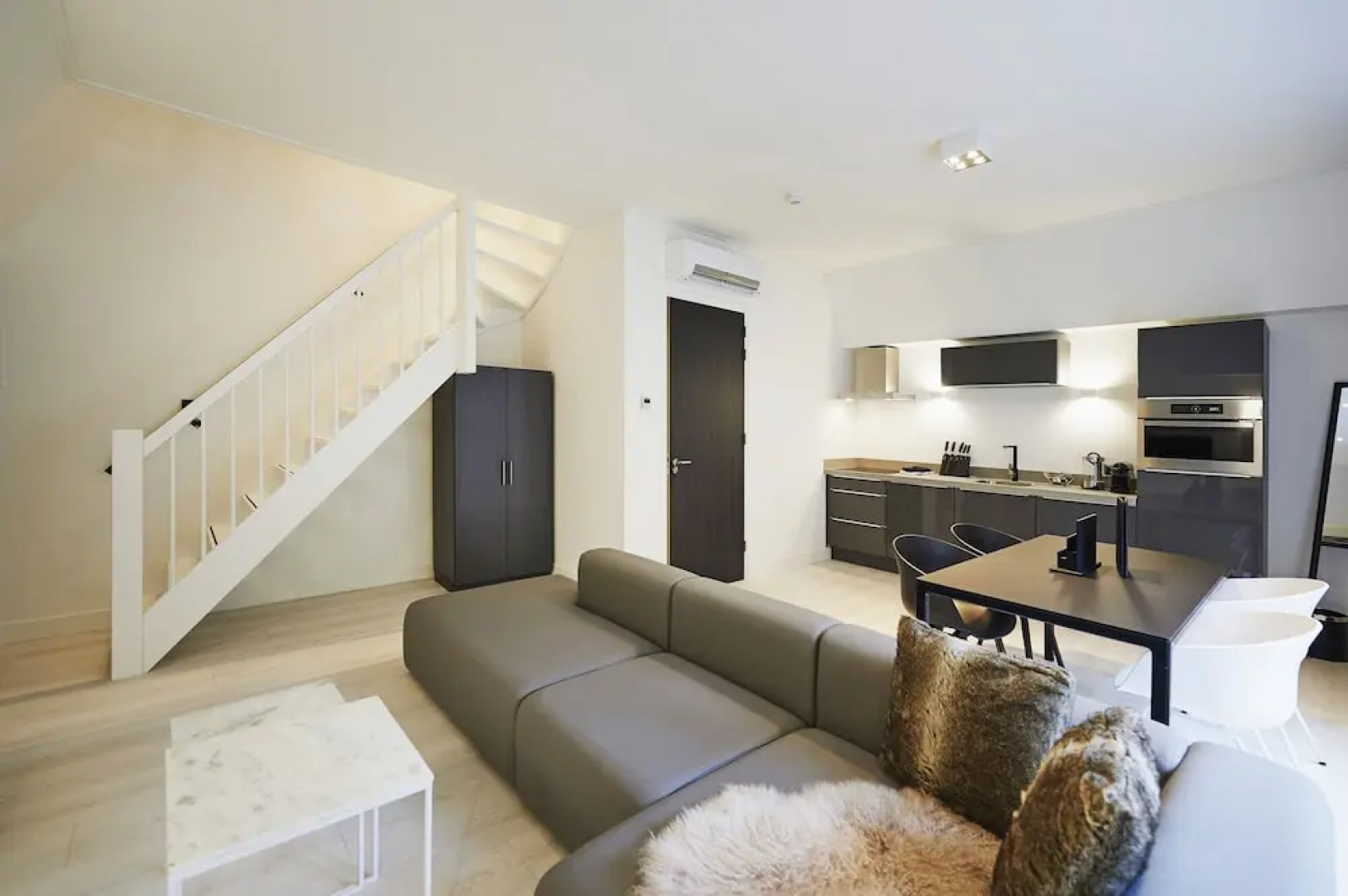 "DE BANK" - Hotel Apartments