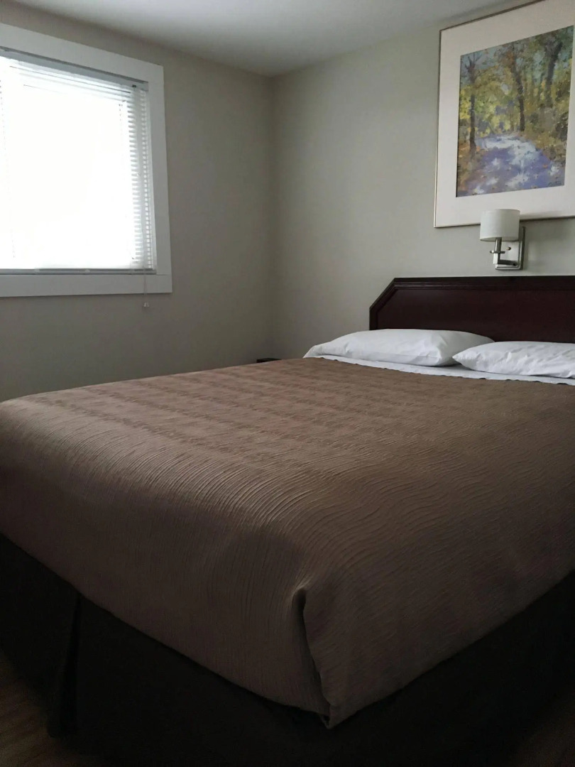 Royalty Maples Motel & Cottages