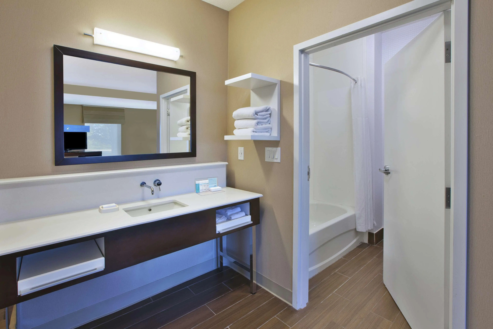 Hampton Inn Commerce Novi