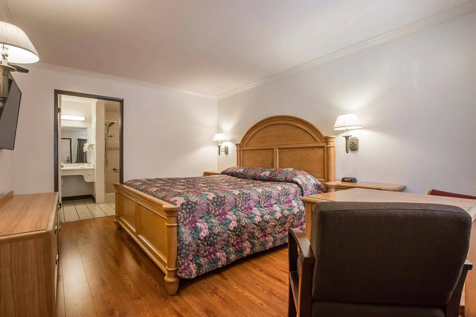 Palm Inn Hotel near Tyler Mall Riverside