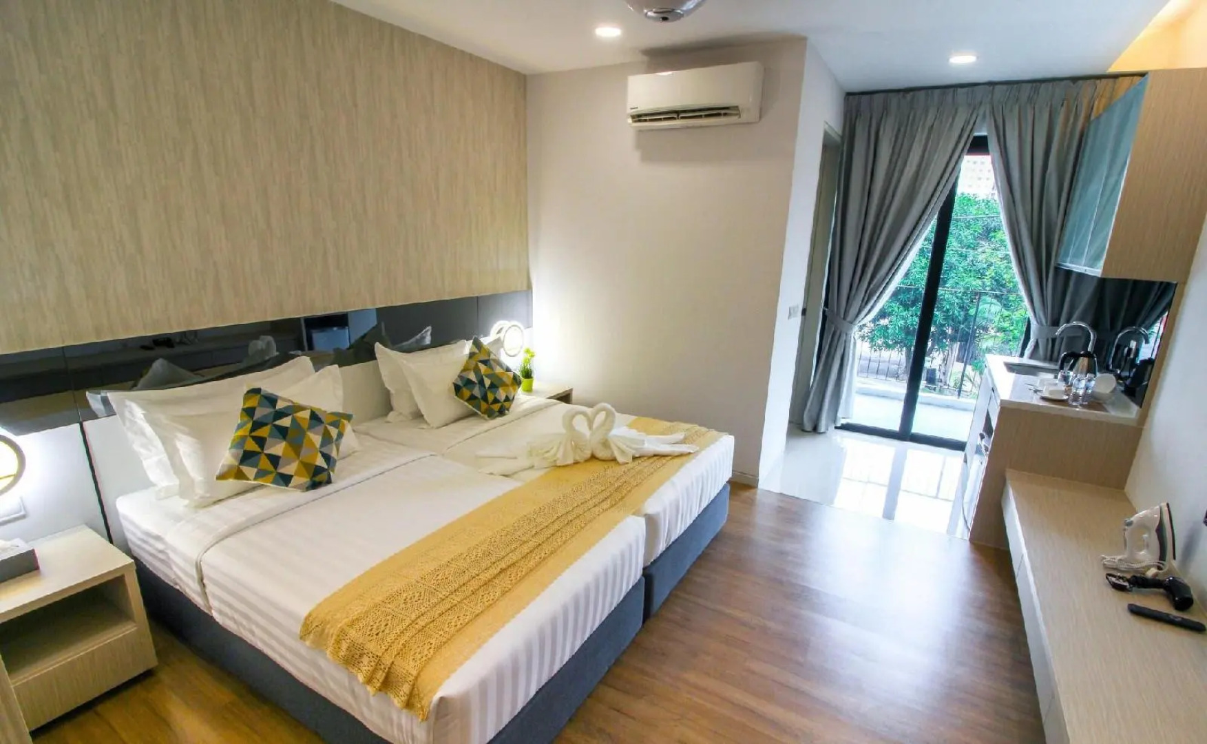 Tropical Villa Service Suite