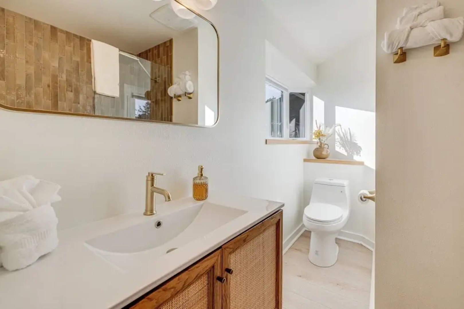 Modern Oregon Cottage w/ Hot Tub: Walk to Beach!