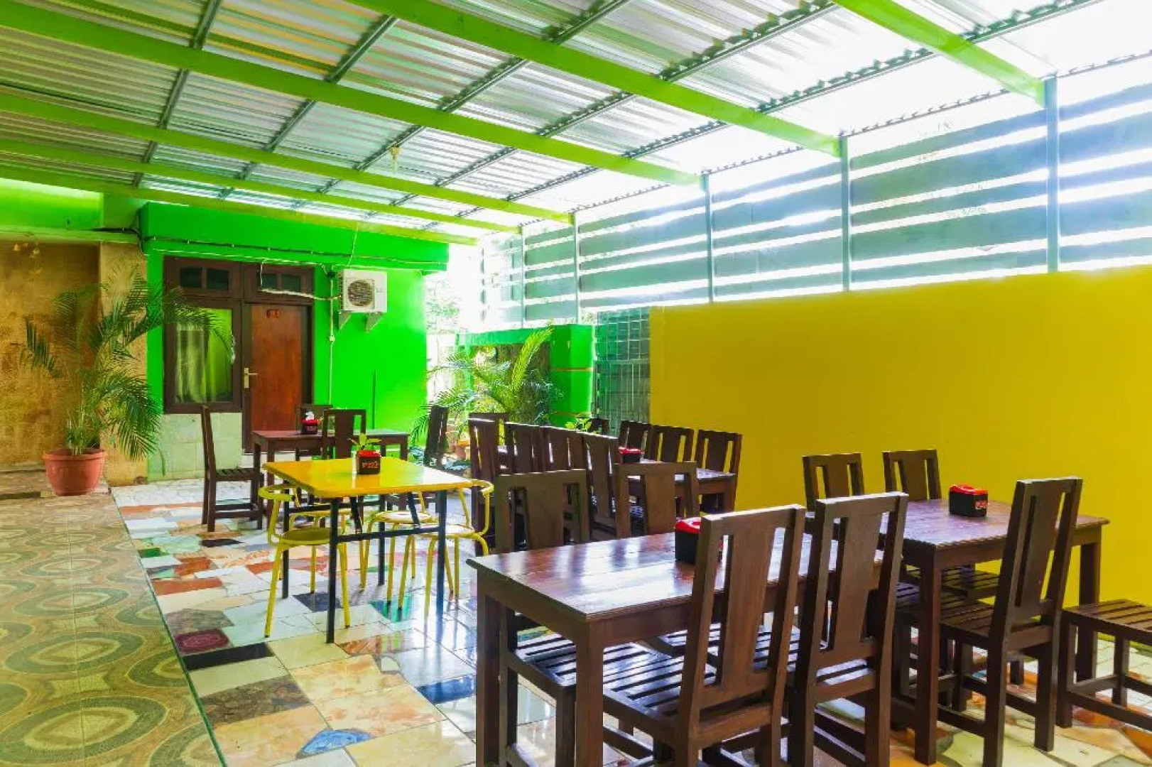 Super OYO 1682 Greenia Hotel