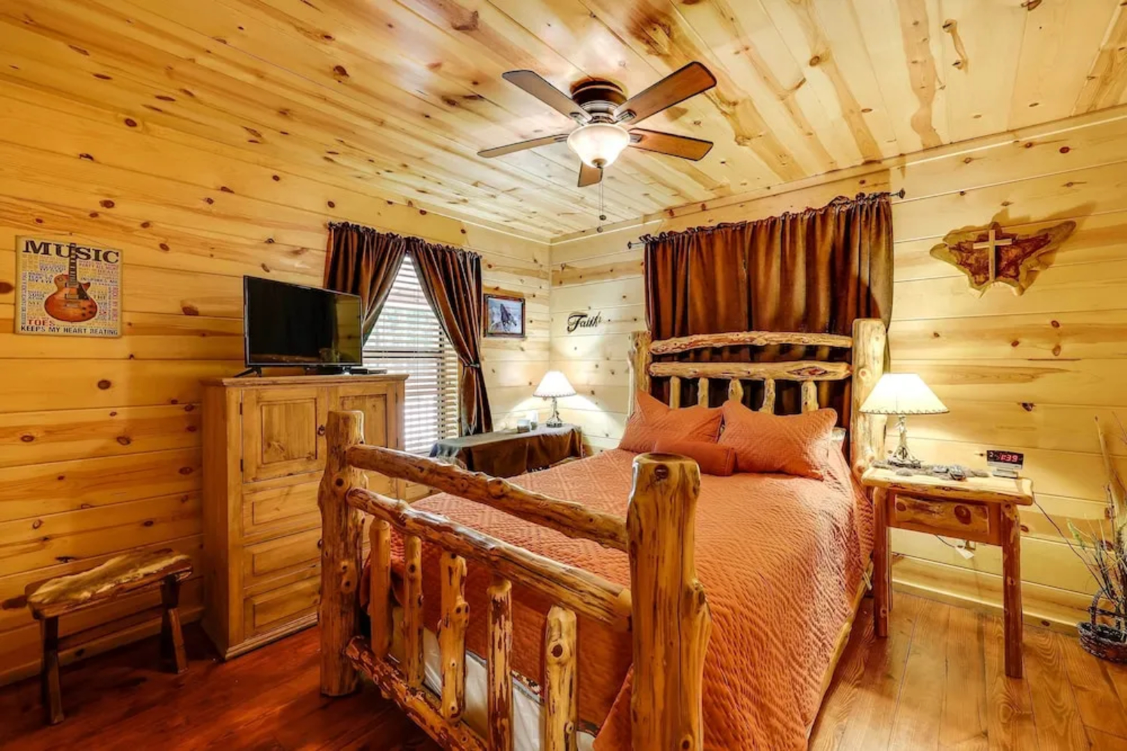 Pet-friendly Broken Bow Cabin w/ Fire Pit!