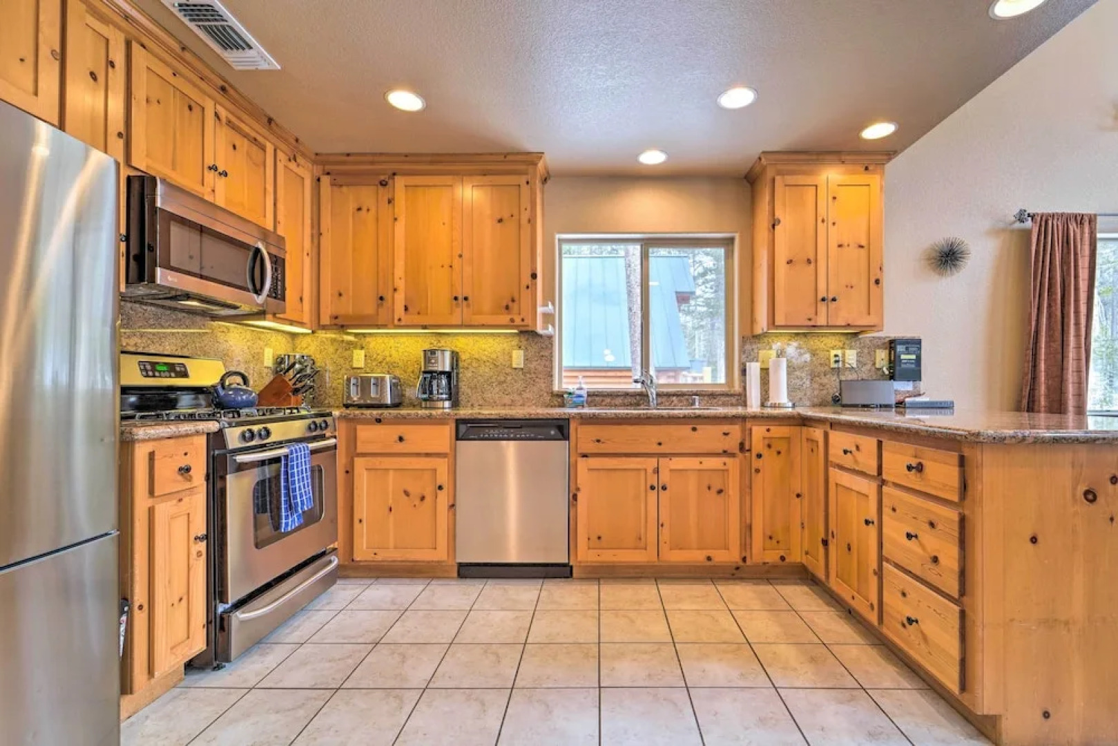 Great for Groups: Soda Springs Cabin w/ Deck!