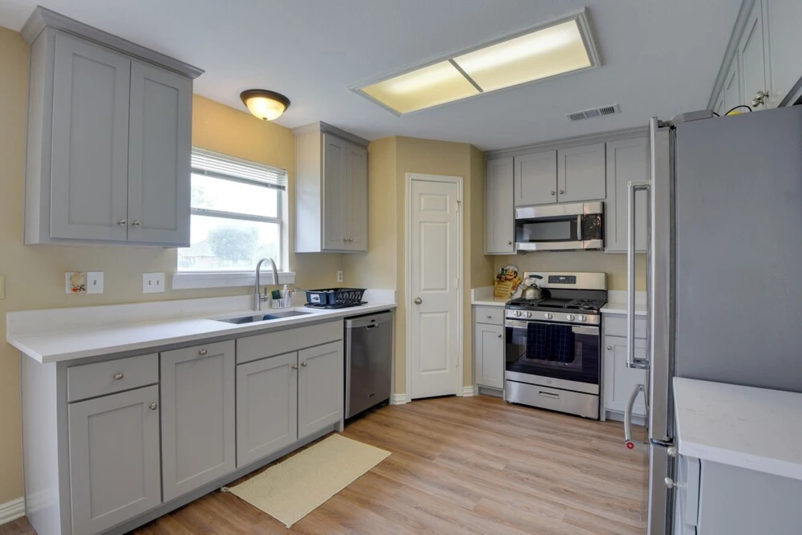 16 Mi to Dtwn Dallas: Spacious Home w/ Yard!