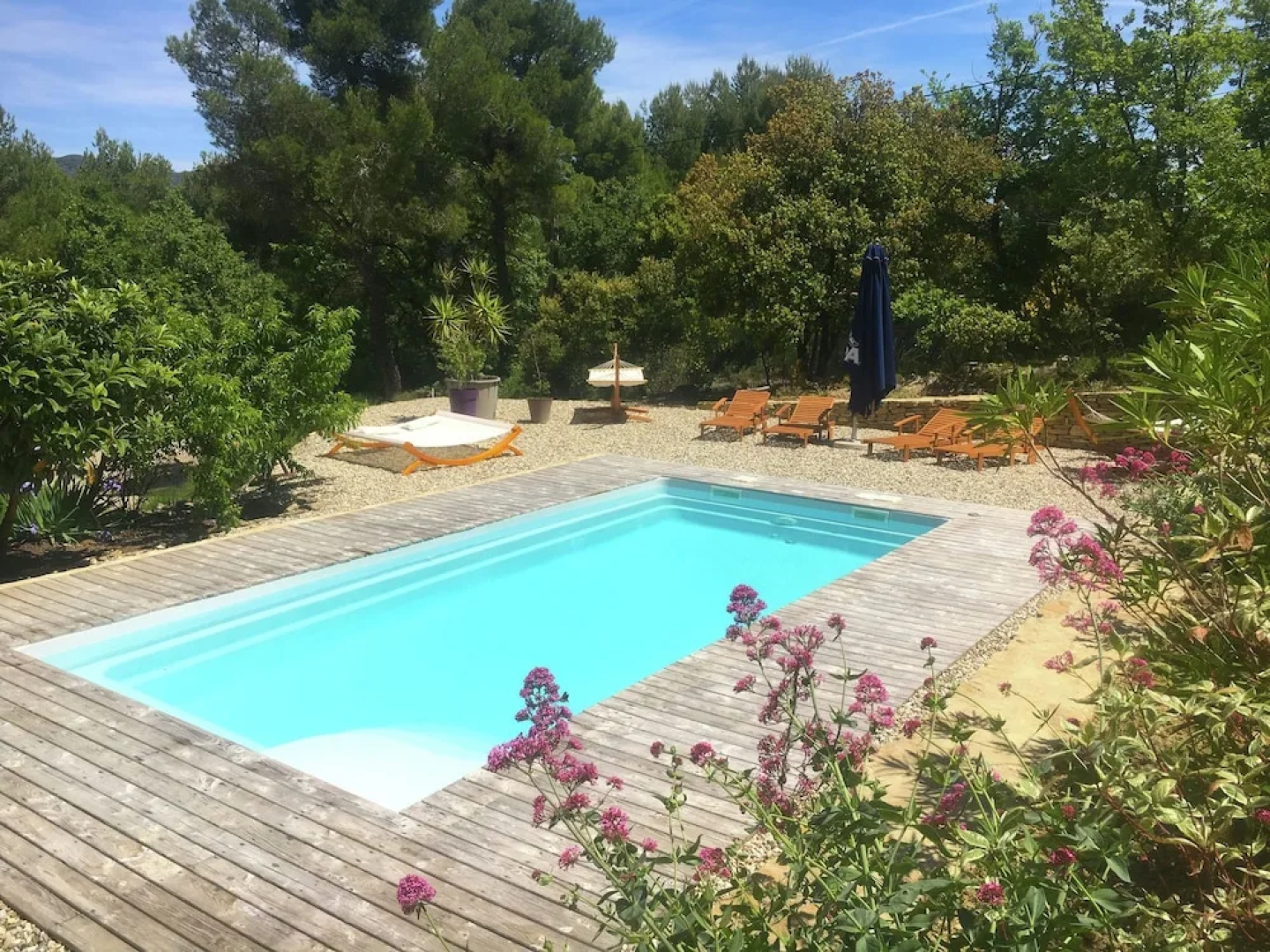 2 Tastefully Furnished Gites With Private Pool, 1km From Faucon