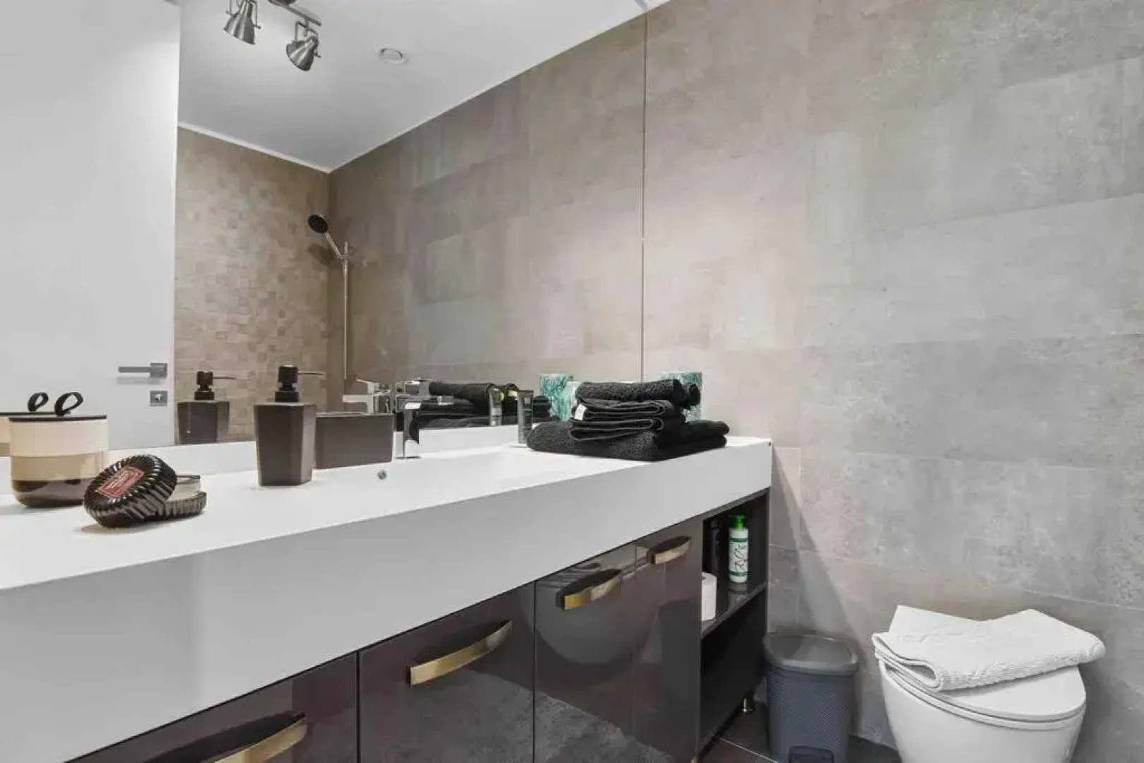Lake Panorama Loft 5 star Location, Queen Bed, Views