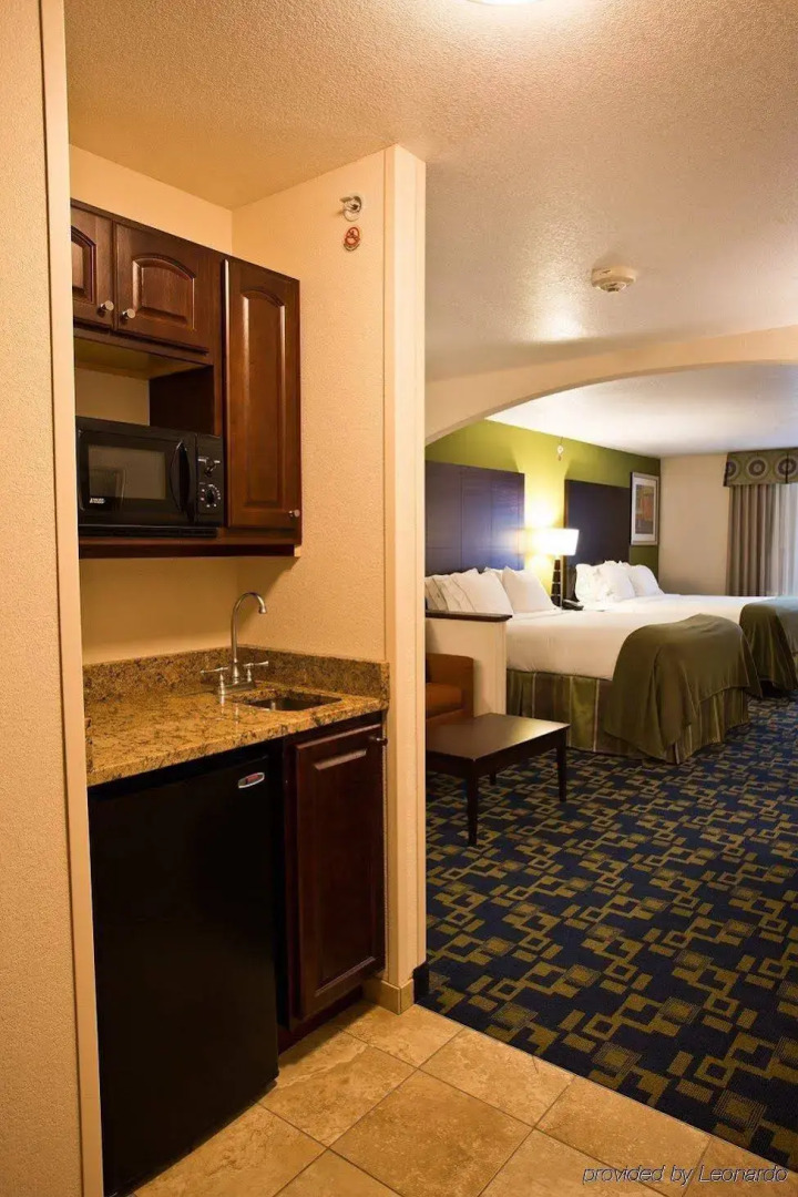 Holiday Inn Express and Suites Urbandale by IHG