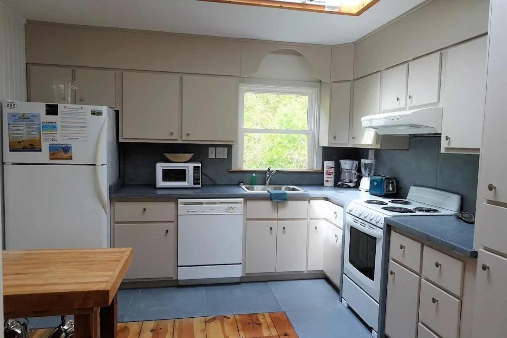 A Cat Named Vivian 3 Bedrooms 2 Bathrooms Home