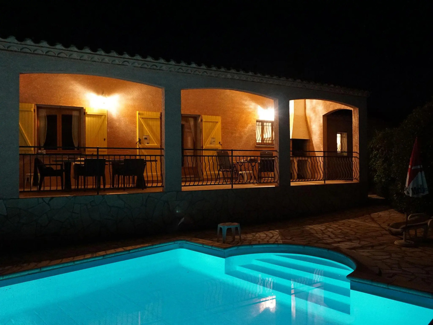 Villa with 3 suites, swimming pool, phenomenal view, walking distance restaurant