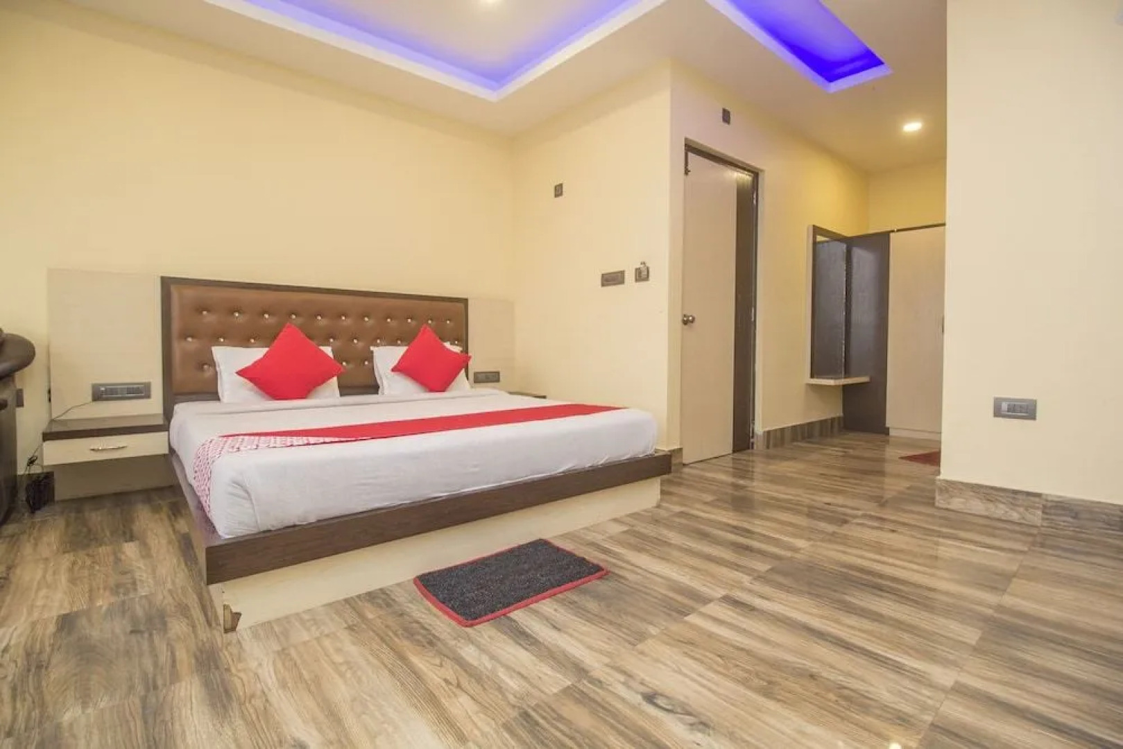 OYO 28105 Hotel Blue Sapphire