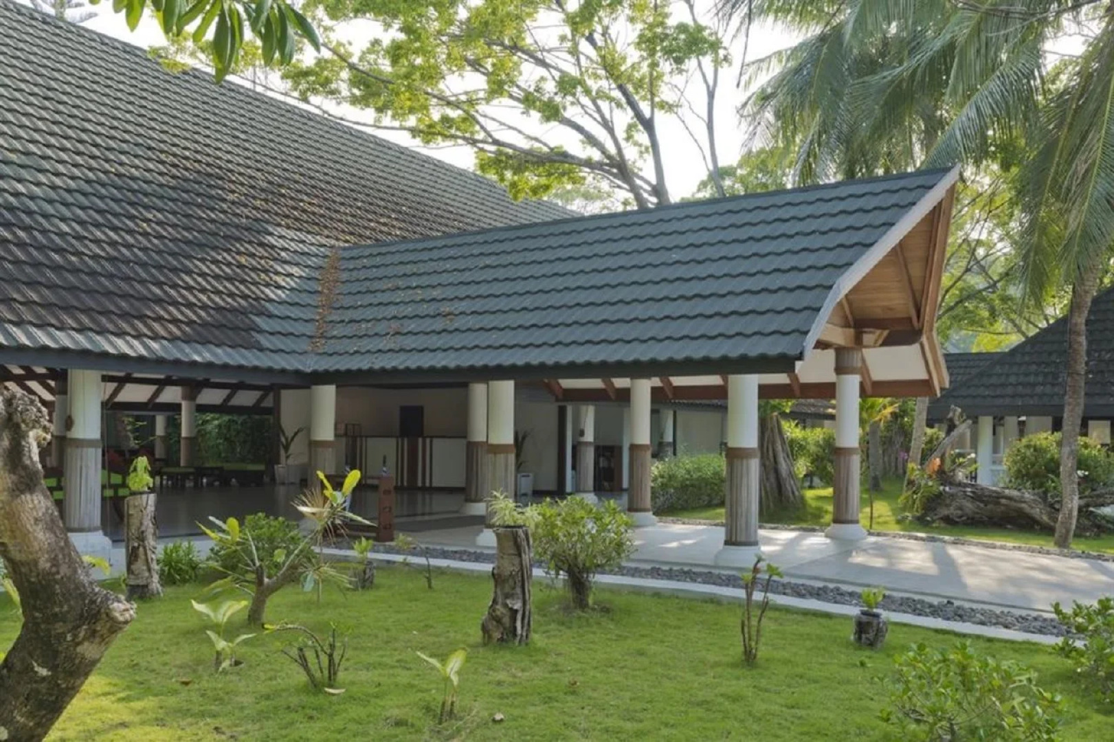 Holiday Island Resort & Spa