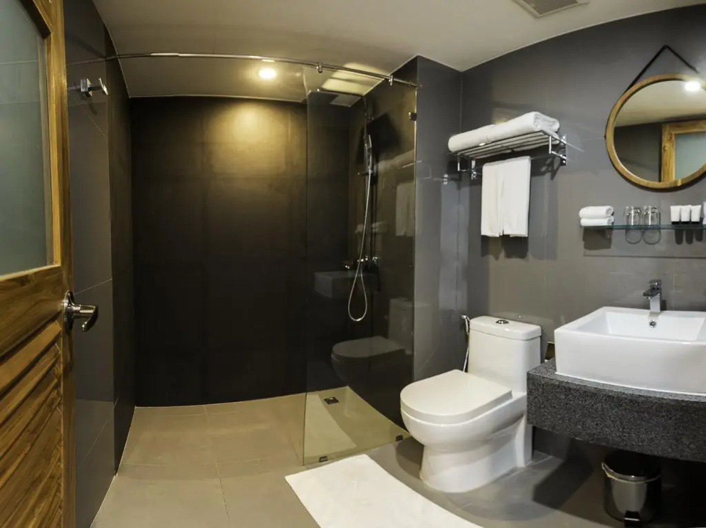 Отель The Lunar Patong