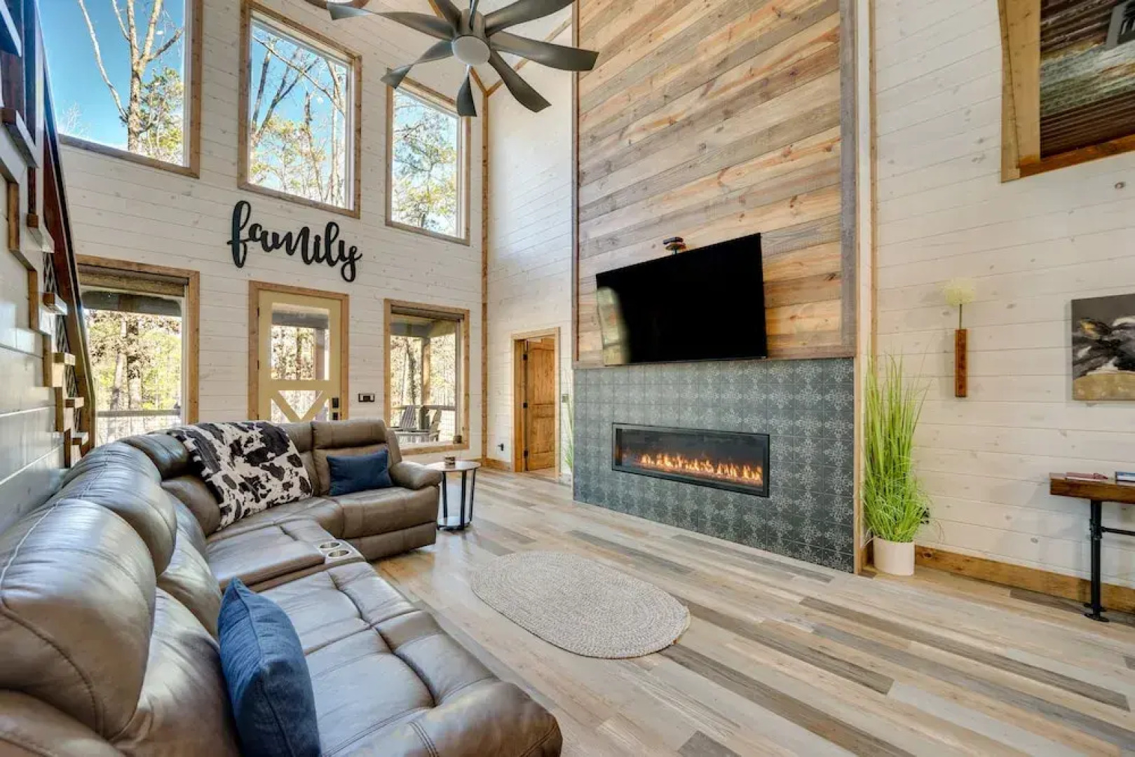 Broken Bow Cabin w/ Hot Tub, Pool Table & Fire Pit