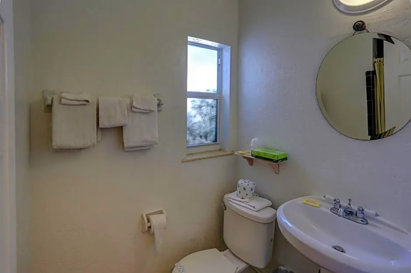 Richards Motel Courtyard