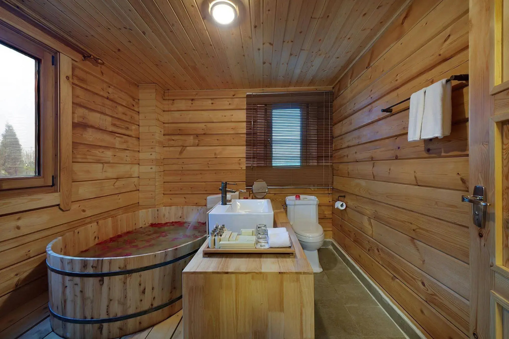 Bazhou MingTang Sun Moon Lake Hot Spring Hotel