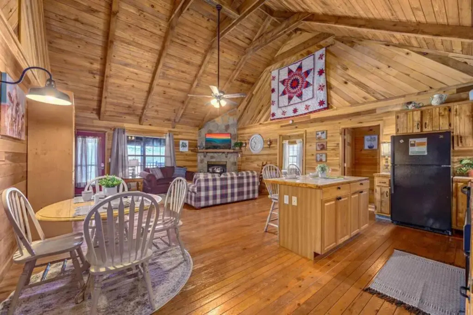 Beautiful View! Log cabin,Fireplace,Hot Tub,Arcade,Pool,Fishing