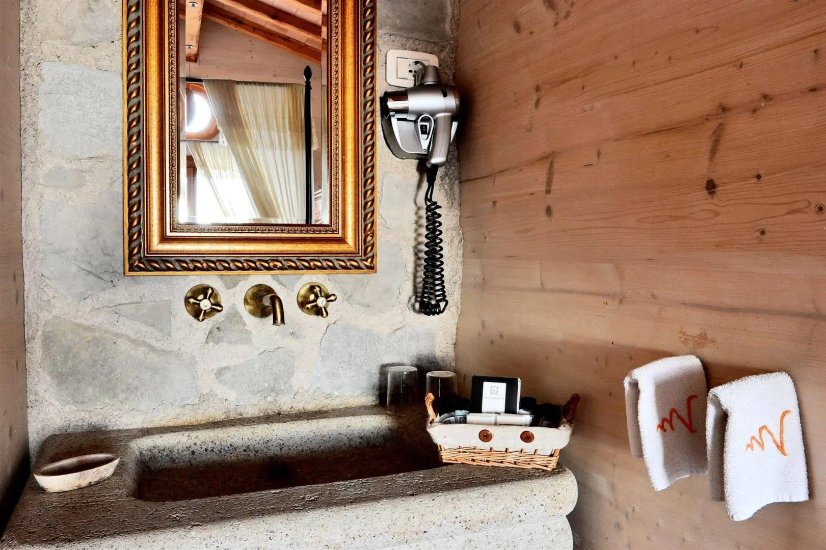 Valdonica Winery & Vineyard Residence