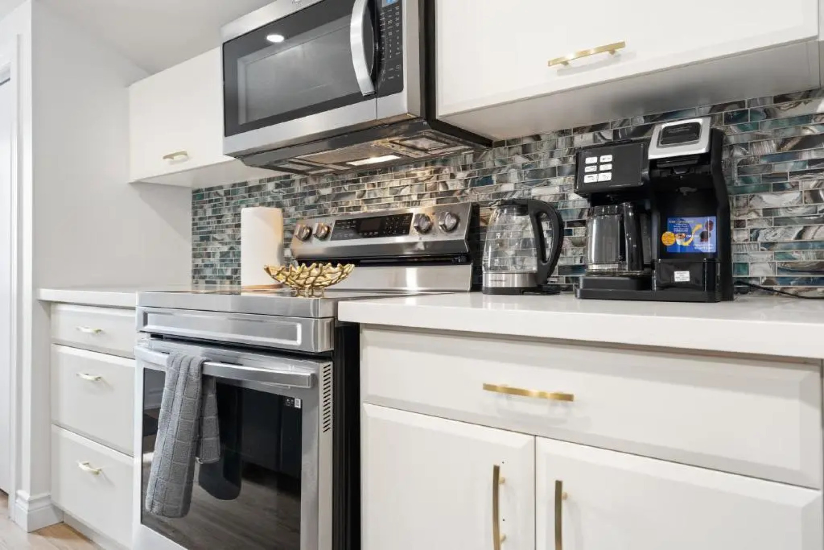 Lake Erie luxurious 2 BDR Condo with Beach access