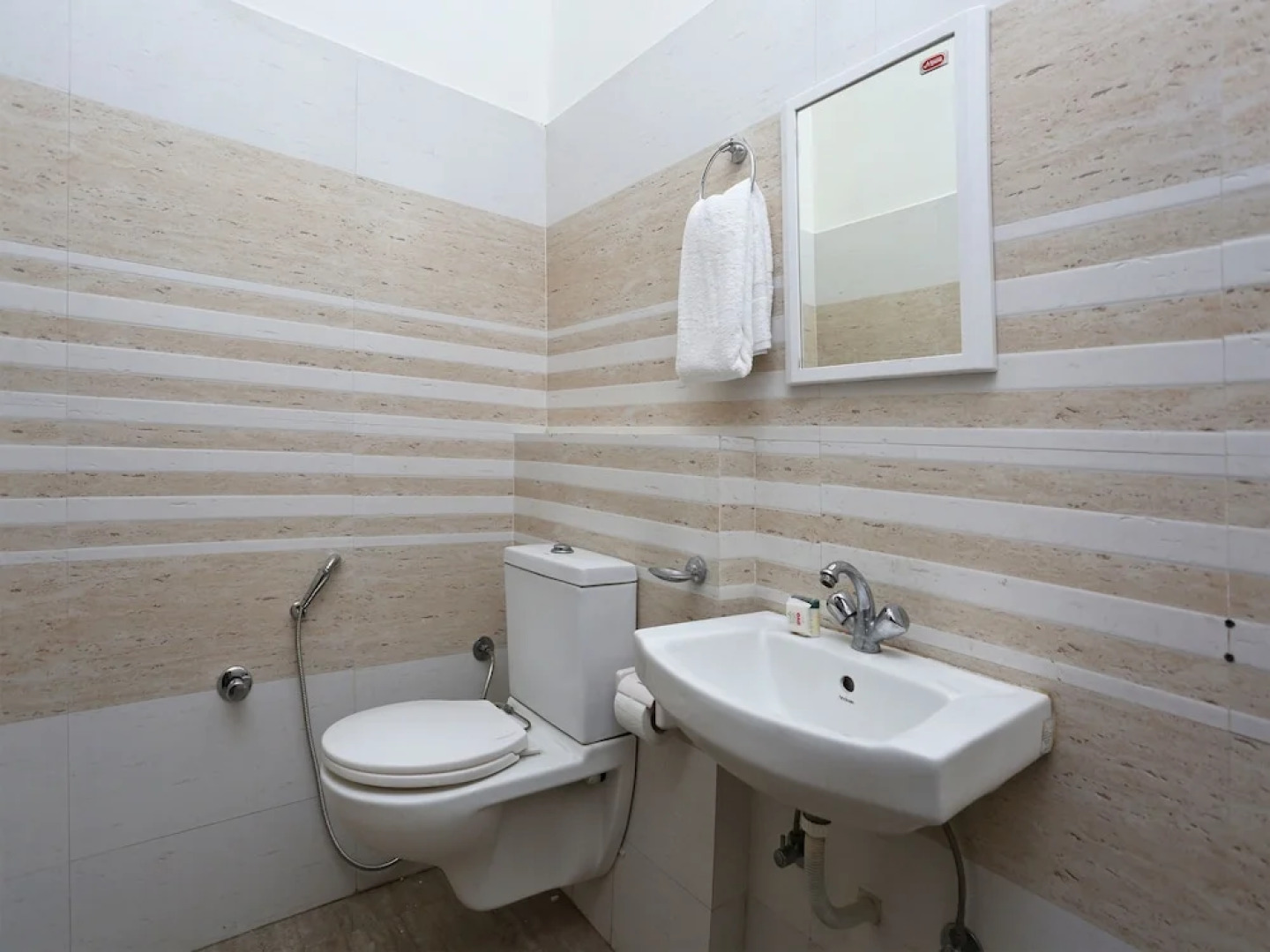 OYO 14971 C D Guest House