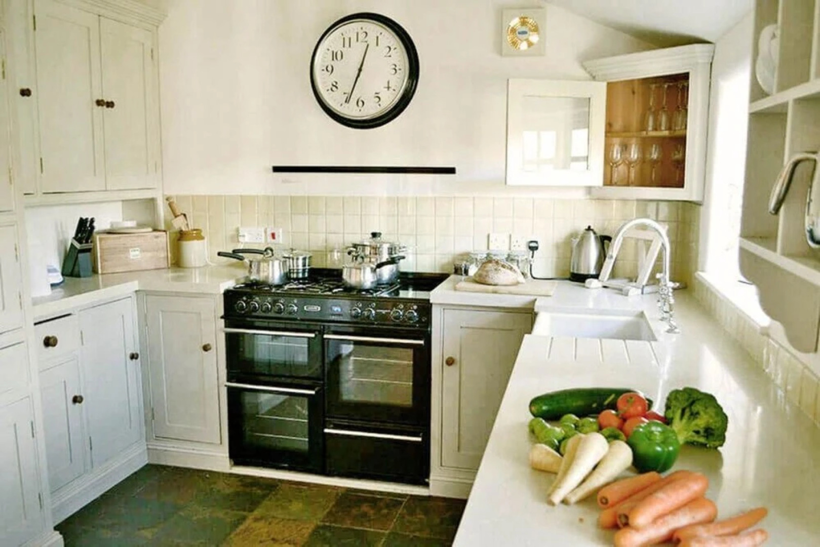 Superb detached Grade II conversion of an original Apple Mill with hot tub & FREE membership to nearby Leisure Club