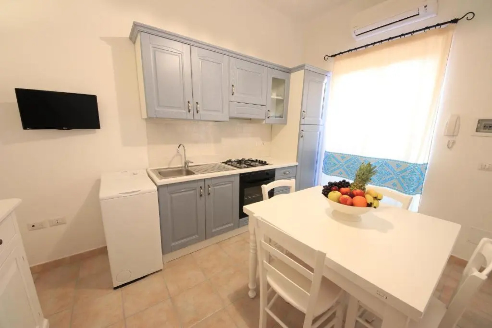 ### Appartamenti sulla SPIAGGIA al POETTO ###