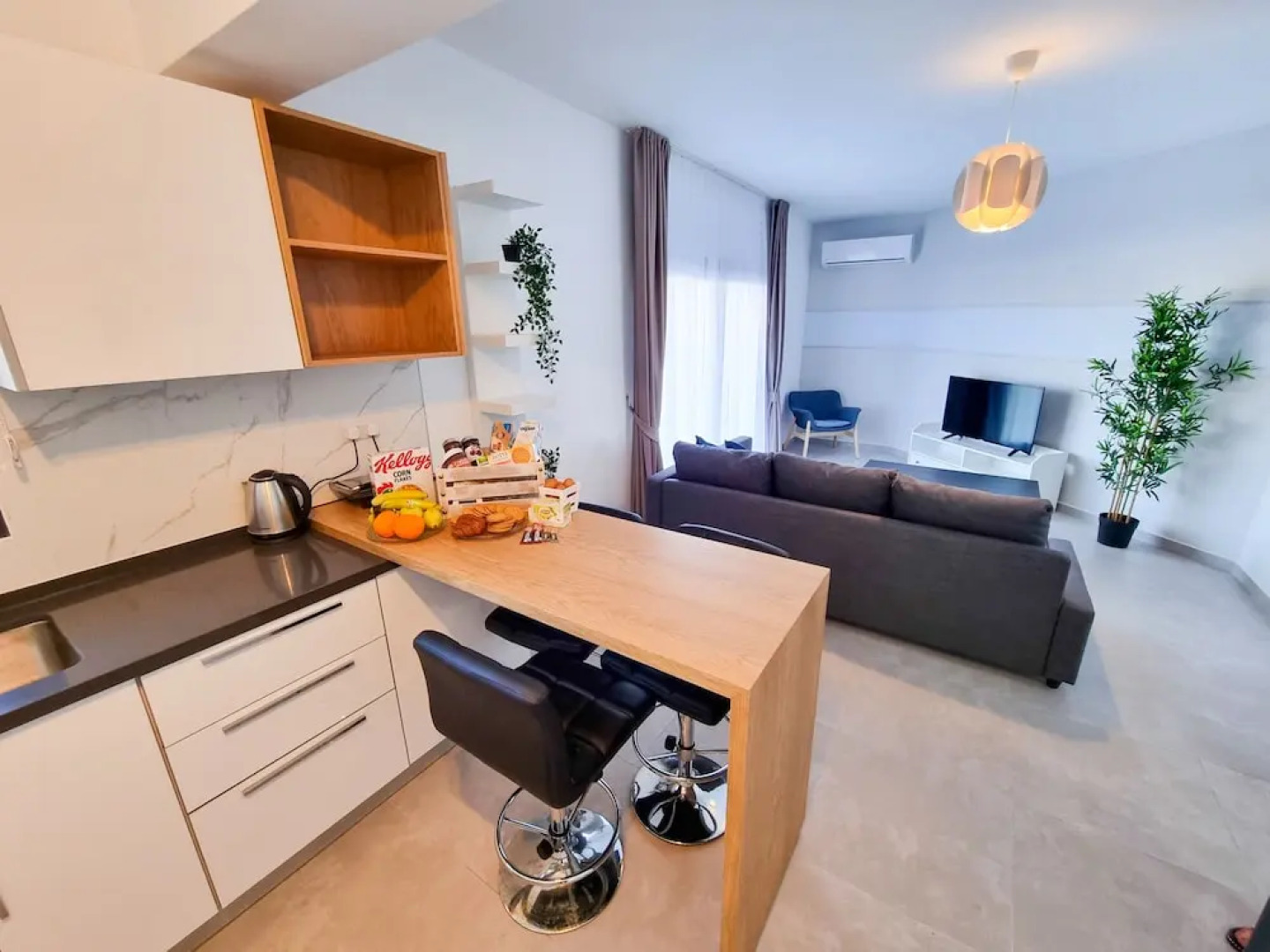 Helena Pool Apartments