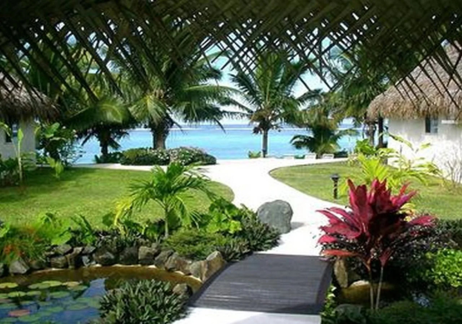 Motu Beachfront Art Villas