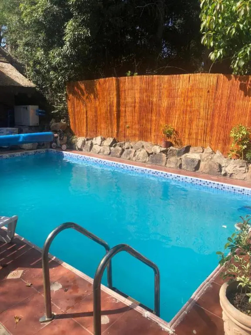 Amplia casa con piscina en Pinares